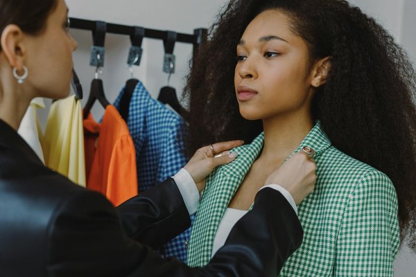 Wie kombiniert man Farben und Muster fÃ¼r ein harmonisches Outfit?